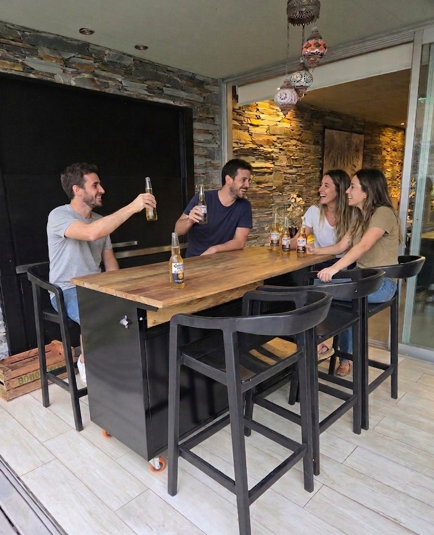 Amigos brindando con cervezas alrededor de una barra Teisen