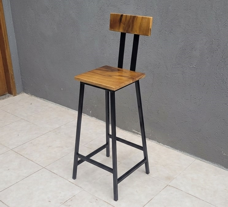 Banquetas de hierro y madera Teisen
