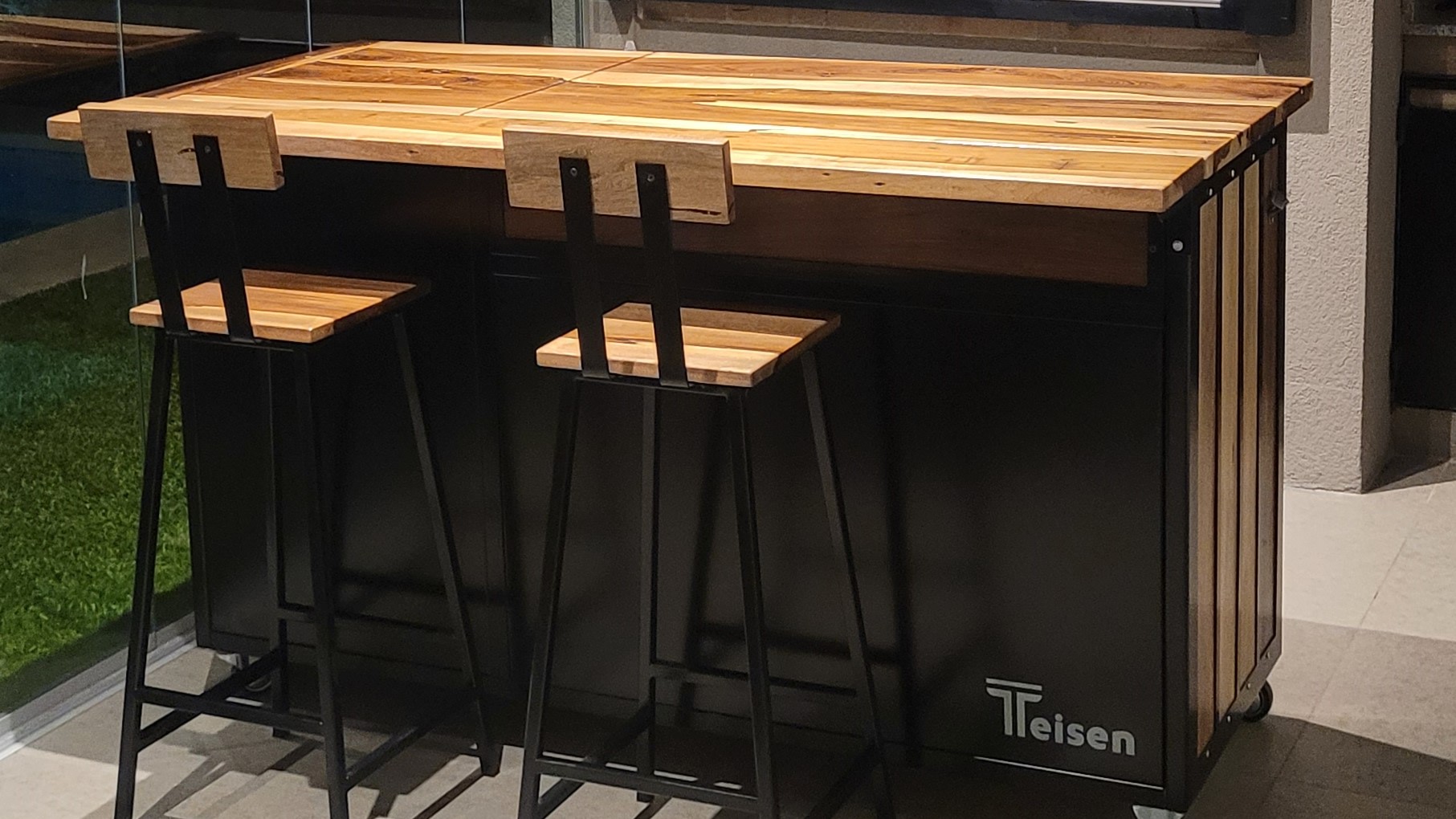 Barra móvil Teisen con banquetas de diseño